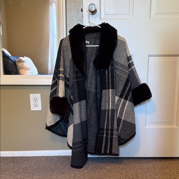 Seven Islands Plaid Cape with Faux Fur Trim - Picture 1 of 3